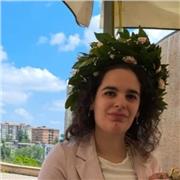 Studente laureato impartisce lezione di storia, storia dell'arte, italiano, diritto